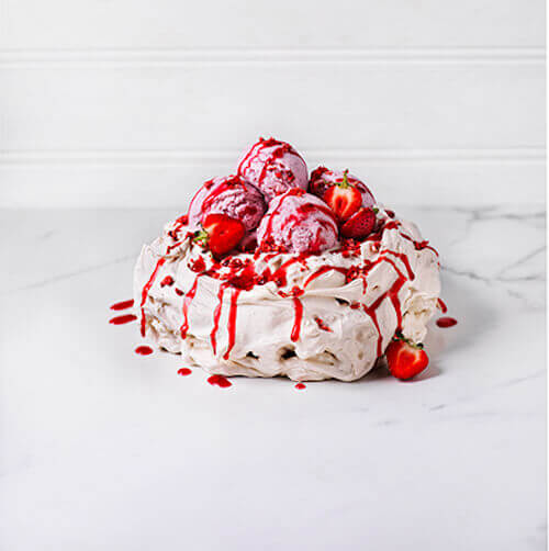 Zimtpavlova mit Erdbeer-Eiscreme